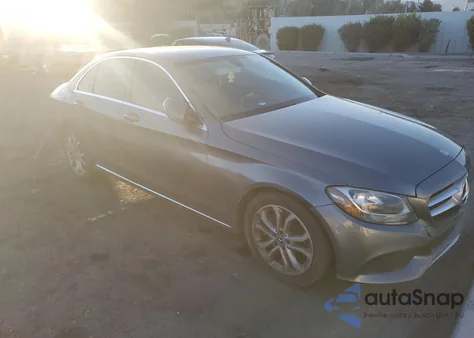 2017 Mercedes-Benz C 300 z USA, uszkodzony, nr VIN 55SWF4JB7HU215628